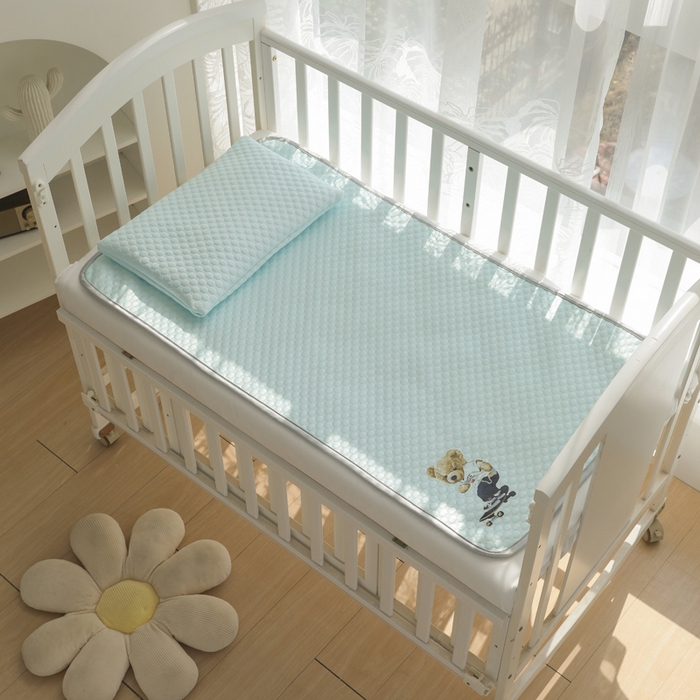 91家纺网 家纺一手货源 找家纺 宅部落 2025新款凉感豆豆儿童卡通凉席 滑板熊-淡蓝