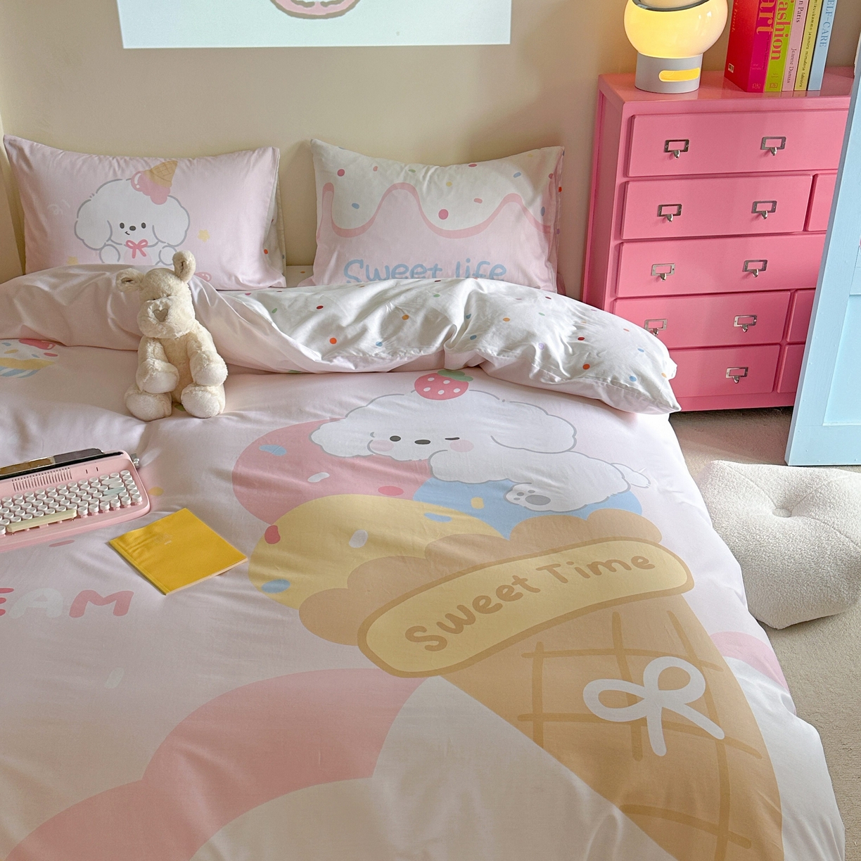 91家纺网 家纺一手货源 找家纺 美乐迪家纺 2025新款大版全棉四件套 冰淇淋小狗