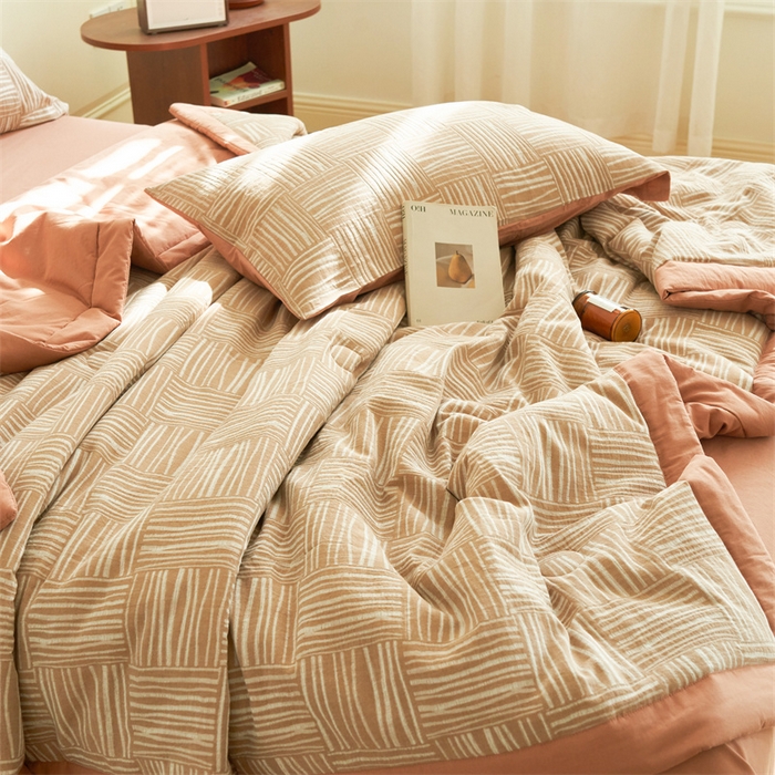 91家纺网 家纺一手货源 找家纺 金鹰 2025新款A类纯棉提花水洗棉全棉空调被大豆夏被四件套 米卡格-粉红