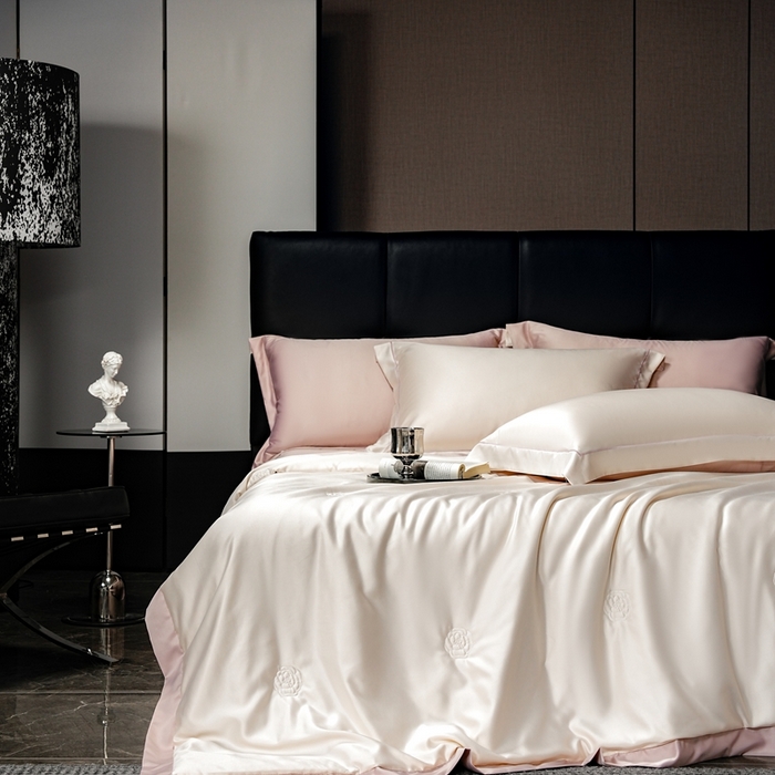 91家纺网 家纺一手货源 找家纺 丽卡家纺 2025新款凉爽鸭天丝夏被四件套 奶油白+卡其