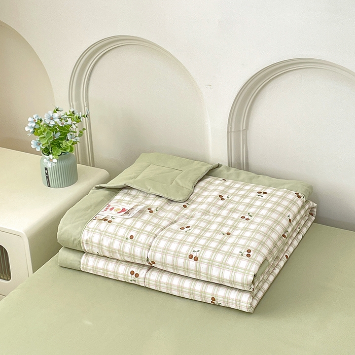 91家纺网 家纺一手货源 找家纺 宜家坊 2025新款全棉夏被碎花卡通小清新简约纯棉夏凉被夏被四件套三件套 樱桃格子绿