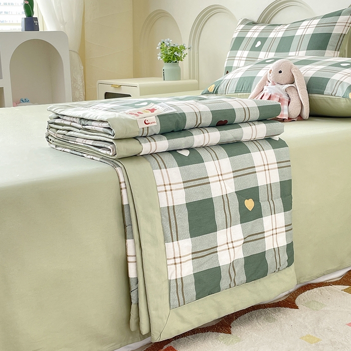91家纺网 家纺一手货源 找家纺 宜家坊 2025新款全棉夏被碎花卡通小清新简约纯棉夏凉被夏被四件套三件套 爱心格绿