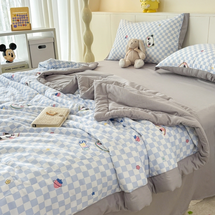 91家纺网 家纺一手货源 找家纺 梦舒羽2025新款小清新系列水洗棉夏被 棋盘小熊