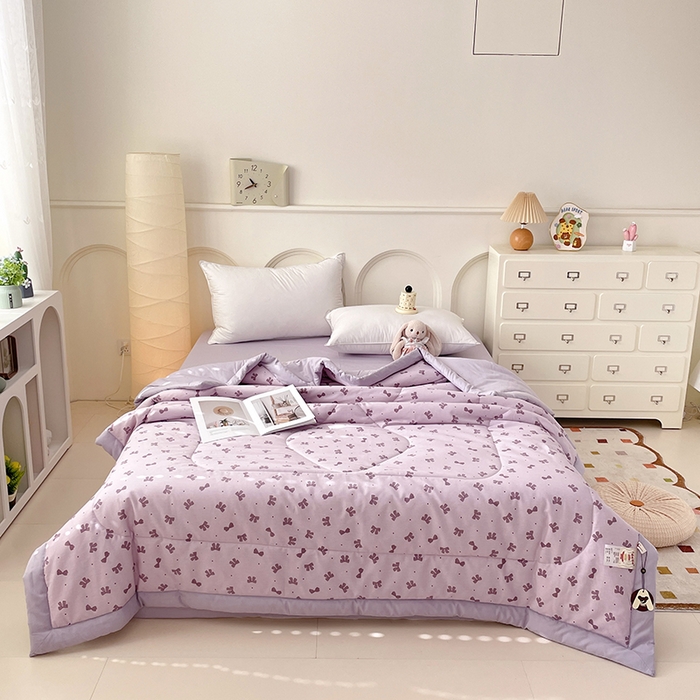 91家纺网 家纺一手货源 找家纺 宜家坊 2025新款全棉夏被碎花卡通小清新简约纯棉夏凉被夏被四件套三件套 紫色蝴蝶结