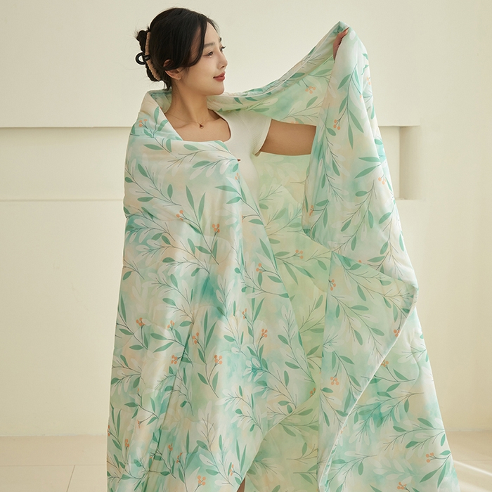 91家纺网 家纺一手货源 找家纺 畅销被业 2025新款凉感丝卡通系列印花夏被 绿风铃