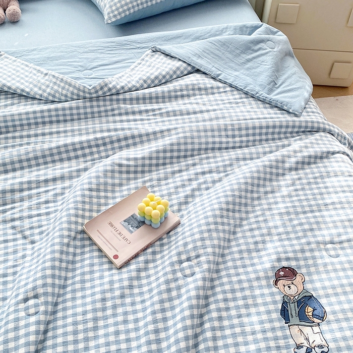 91家纺网 家纺一手货源 找家纺 大境2025新款专版纯棉色织水洗棉刺绣全棉夏被四件套夏凉被 篮球小熊-格子蓝