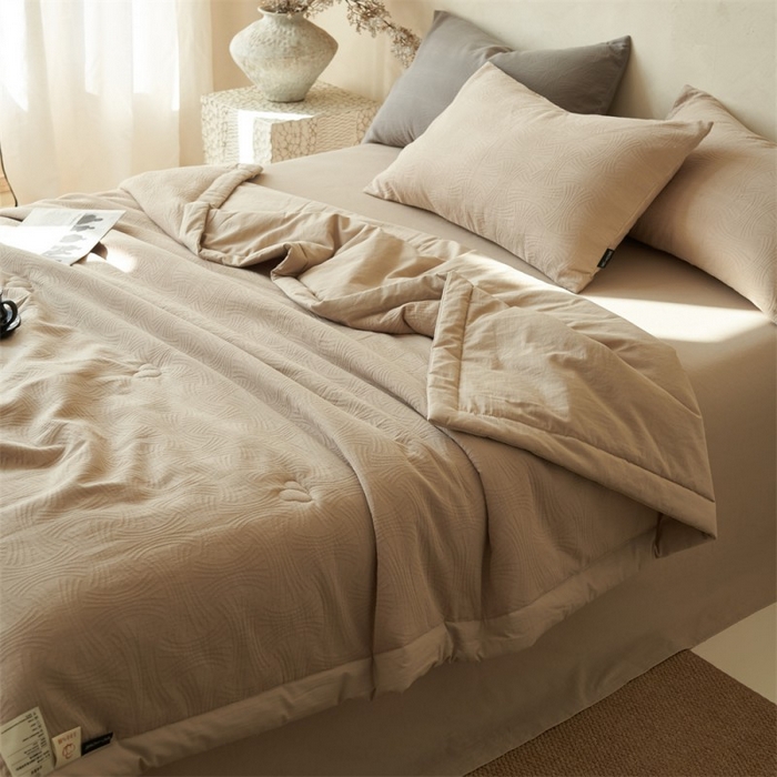 91家纺网 家纺一手货源 找家纺 金鹰 2025新款A类纯棉水洗棉三层流年提花大豆夏被四件套 流年-浅驼