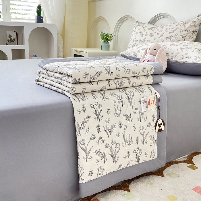 91家纺网 家纺一手货源 找家纺 宜家坊 2025新款全棉夏被碎花卡通小清新简约纯棉夏凉被夏被四件套三件套 白芨