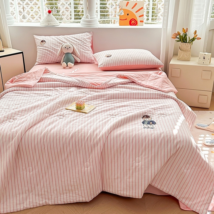 91家纺网 家纺一手货源 找家纺 大境2025新款专版纯棉色织水洗棉刺绣全棉夏被四件套夏凉被 篮球小熊-条纹粉