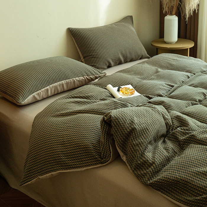 91家纺网 家纺一手货源 找家纺 2025新款A类全棉三层纱四件套 咖小格