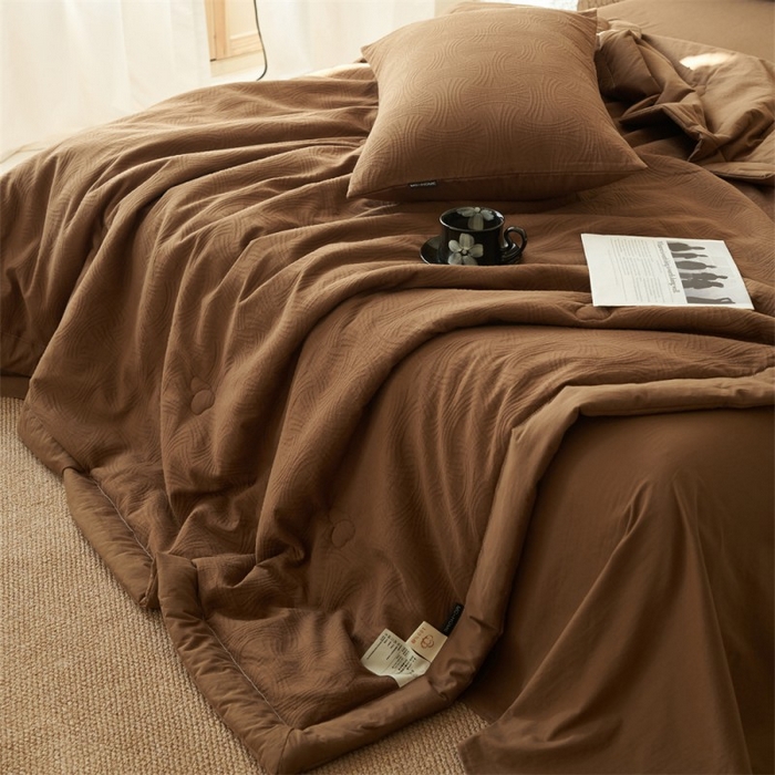 91家纺网 家纺一手货源 找家纺 金鹰 2025新款A类纯棉水洗棉三层流年提花大豆夏被四件套 流年-咖