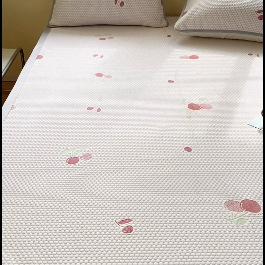 91家纺网 家纺一手货源 找家纺 缦卡琳家纺 2025新款按摩豆豆凉席三件套 樱桃