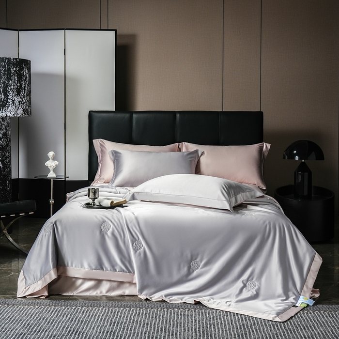 91家纺网 家纺一手货源 找家纺 丽卡家纺 2025新款凉爽鸭天丝夏被四件套 卡其+浅灰