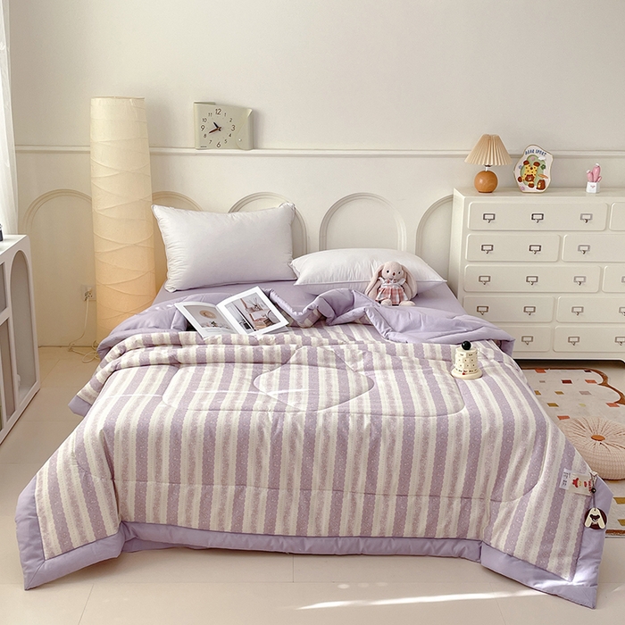 91家纺网 家纺一手货源 找家纺 宜家坊 2025新款全棉夏被碎花卡通小清新简约纯棉夏凉被夏被四件套三件套 紫朱华