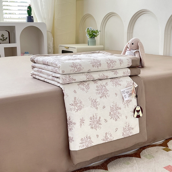 91家纺网 家纺一手货源 找家纺 宜家坊 2025新款全棉夏被碎花卡通小清新简约纯棉夏凉被夏被四件套三件套 合金欢