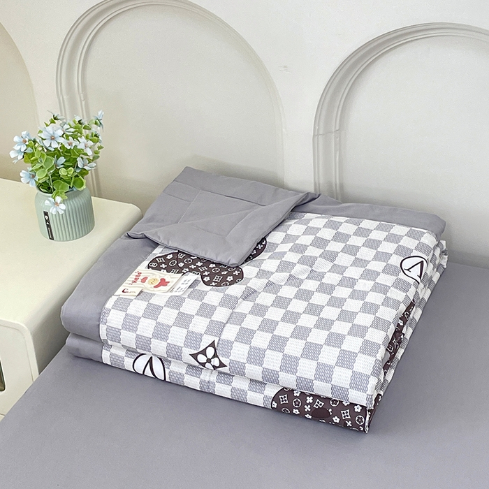 91家纺网 家纺一手货源 找家纺 宜家坊 2025新款全棉夏被碎花卡通小清新简约纯棉夏凉被夏被四件套三件套 芭比熊