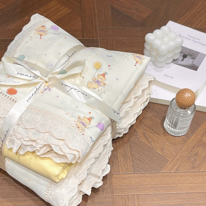 91家纺网 家纺一手货源 找家纺 荣轩家居 2025新款全棉双层纱镂空花边工艺款四件套奶芙小熊