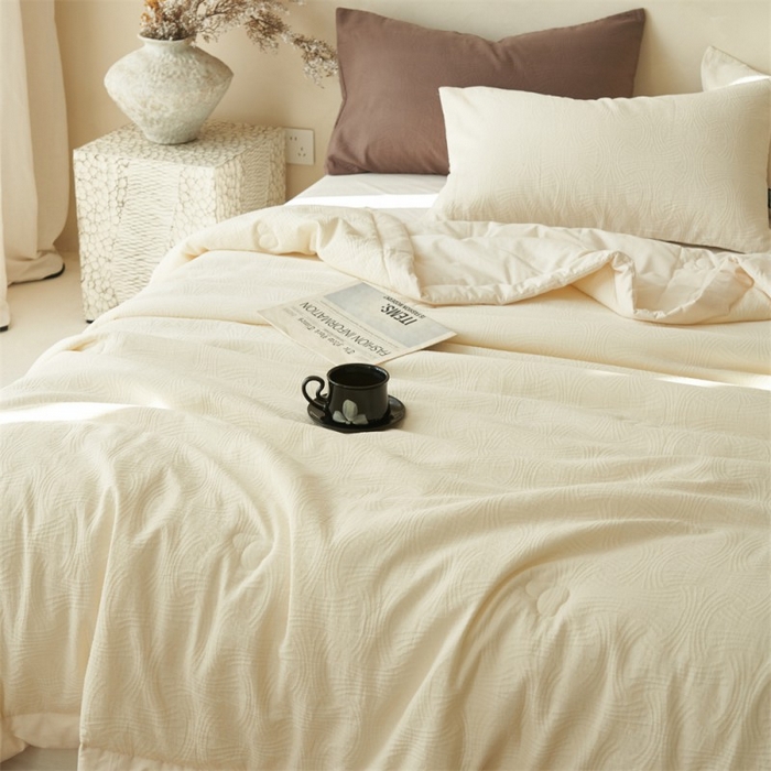 91家纺网 家纺一手货源 找家纺 金鹰 2025新款A类纯棉水洗棉三层流年提花大豆夏被四件套 流年-奶白