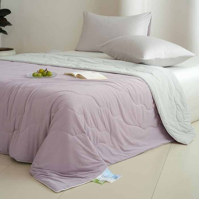 91家纺网 家纺一手货源 找家纺 丽卡家纺2025新款好爽鸭锦氨凉感夏被子被芯 藕紫+浅灰