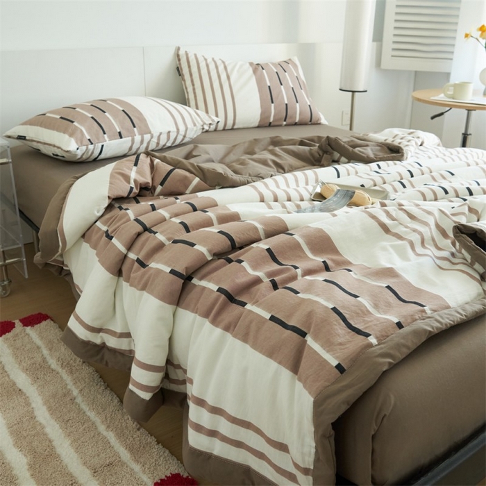 91家纺网 家纺一手货源 找家纺 金鹰 2025新款A类纯棉水洗棉三层条纹提花大豆夏被四件套 条纹-浅驼