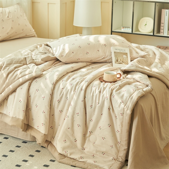 91家纺网 家纺一手货源 找家纺 金鹰 2025新款A类纯棉双层纱大豆夏被四件套全棉夏凉被空调被 清新樱桃