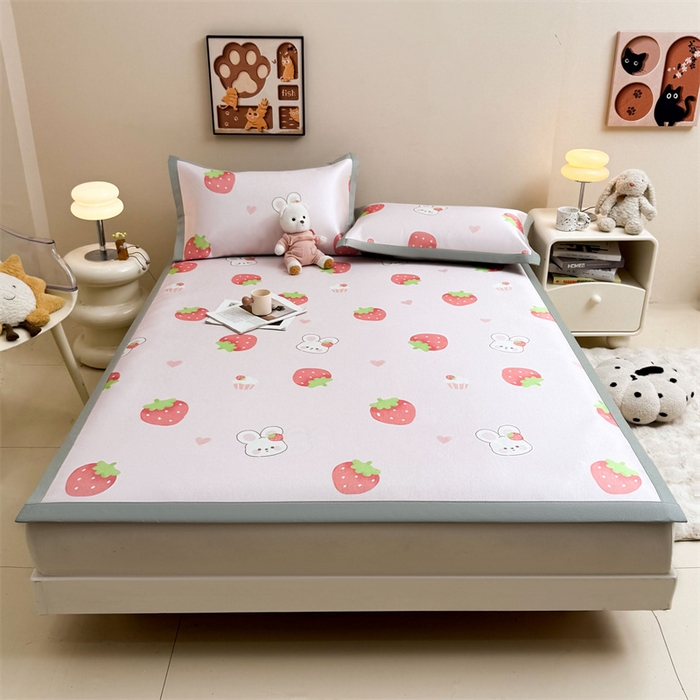 91家纺网 家纺一手货源 找家纺 雯豆2025夏季新品冰藤印花凉席三件套平铺绑带款冰丝凉席三件套 冰藤席-绑带款-草莓兔