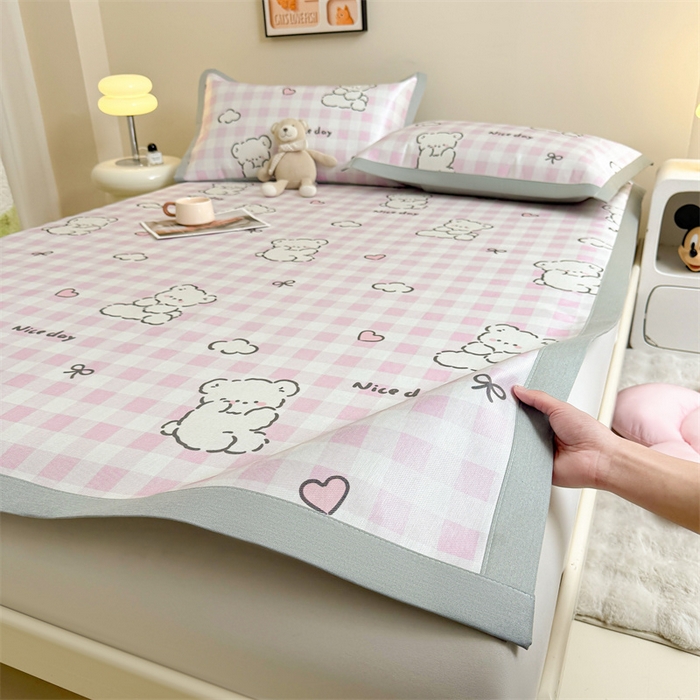 91家纺网 家纺一手货源 找家纺 雯豆2025夏季新品冰藤印花凉席三件套平铺绑带款冰丝凉席三件套 冰藤席-绑带款-格子小熊