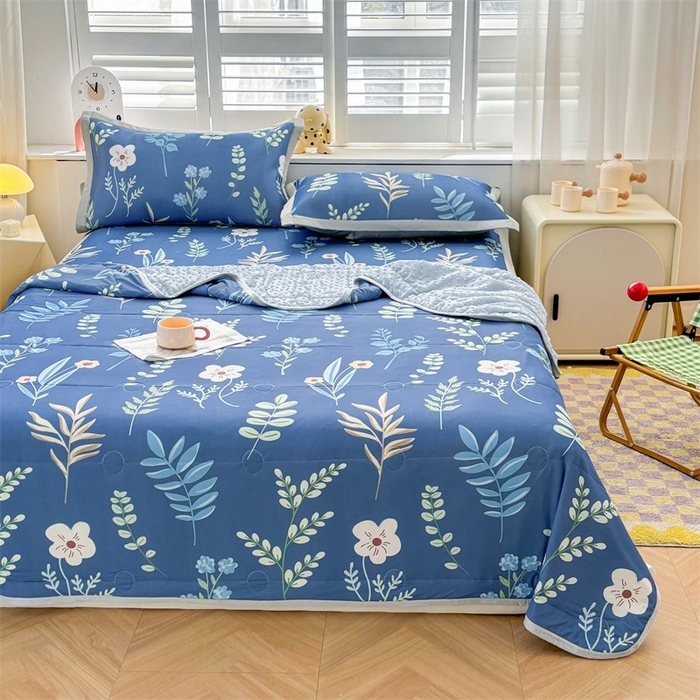 91家纺网 家纺一手货源 找家纺 雯豆2025夏季新品冰丝碳光凉席+凉感丝印花夏被四件套卡通小清新绑带席子四件套 冰丝夏被四件套-花影动