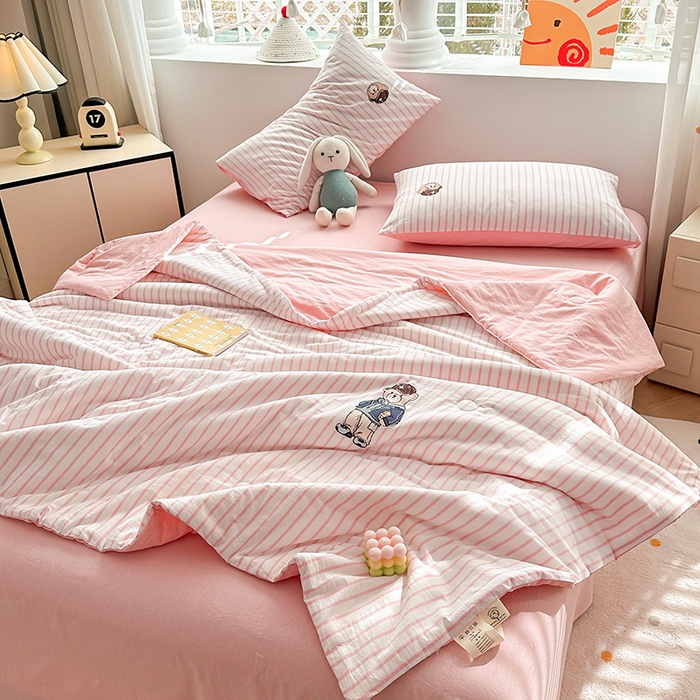 91家纺网 家纺一手货源 找家纺 大境 2025新款专版纯棉色织水洗棉刺绣全棉夏被四件套 篮球小熊-条纹粉