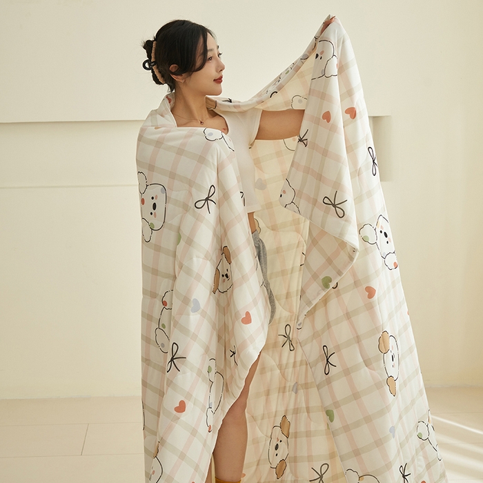 91家纺网 家纺一手货源 找家纺 畅销被业 2025新款凉感丝卡通系列印花夏被 格子狗