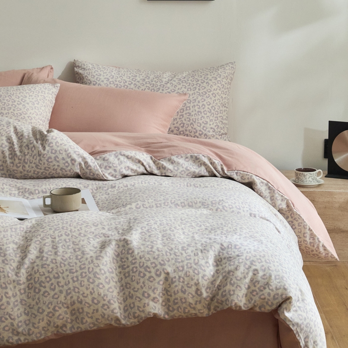 91家纺网 家纺一手货源 找家纺 涵宸家纺 2025新款全棉双层纱印花四件套 D甜酷豹纹