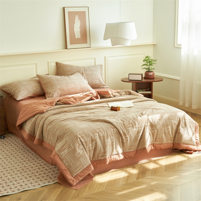 91家纺网 家纺一手货源 找家纺 金鹰 2025新款A类纯棉提花水洗棉全棉空调被大豆夏被四件套 米卡格-粉红