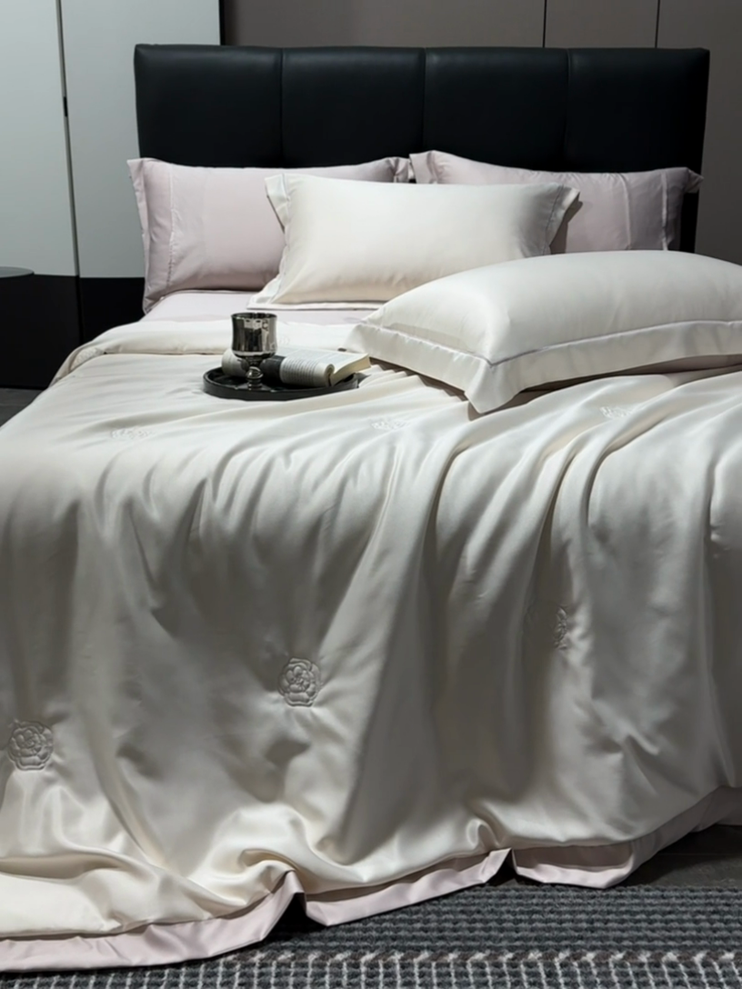 91家纺网 家纺一手货源 找家纺 丽卡家纺 2025新款凉爽鸭天丝夏被四件套 卡其+浅灰