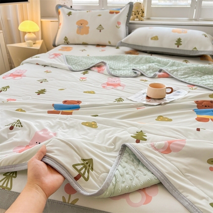 91家纺网 家纺一手货源 找家纺 （总）雯豆2025夏季新品冰丝碳光凉席+凉感丝印花夏被四件套卡通小清新绑带席子四件套