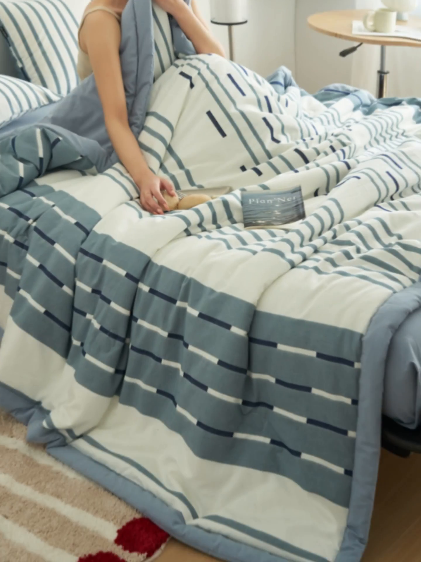 91家纺网 家纺一手货源 找家纺 金鹰 2025新款A类纯棉水洗棉三层条纹提花大豆夏被四件套 条纹-浅蓝