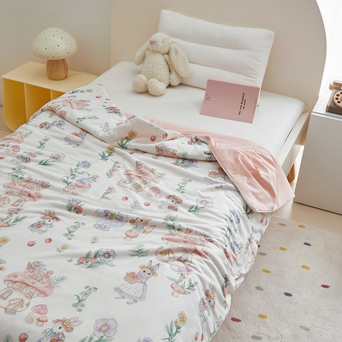 91家纺网 家纺一手货源 找家纺 荷马之梦 2025新款A类原创手绘风针织棉凉感大豆儿童夏被 蘑菇下午茶B