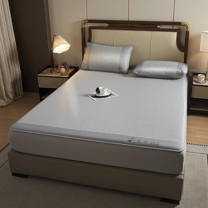 91家纺网 家纺一手货源 找家纺 阿亮家居 2025新款凉席三明治刺绣可水洗碳光冰丝席宽包边艾香系列 艾香冰丝床笠饼干-灰