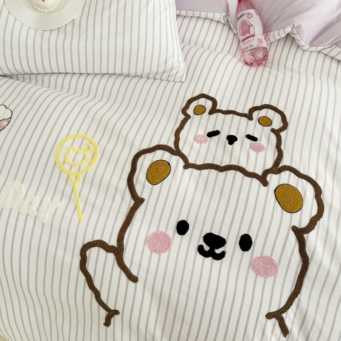 91家纺网 家纺一手货源 找家纺 闲鱼家纺 2025新款时尚亲肤贴布绣毛巾绣条纹四件套-萌趣小熊 条纹浅紫