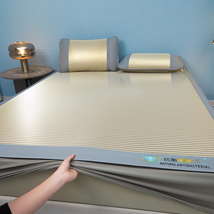 91家纺网 家纺一手货源 找家纺 阿亮家居 2025新款凉席抗菌刺绣可水洗碳光冰丝席包边无纺布冰丝席 素夏 星光银-床笠款