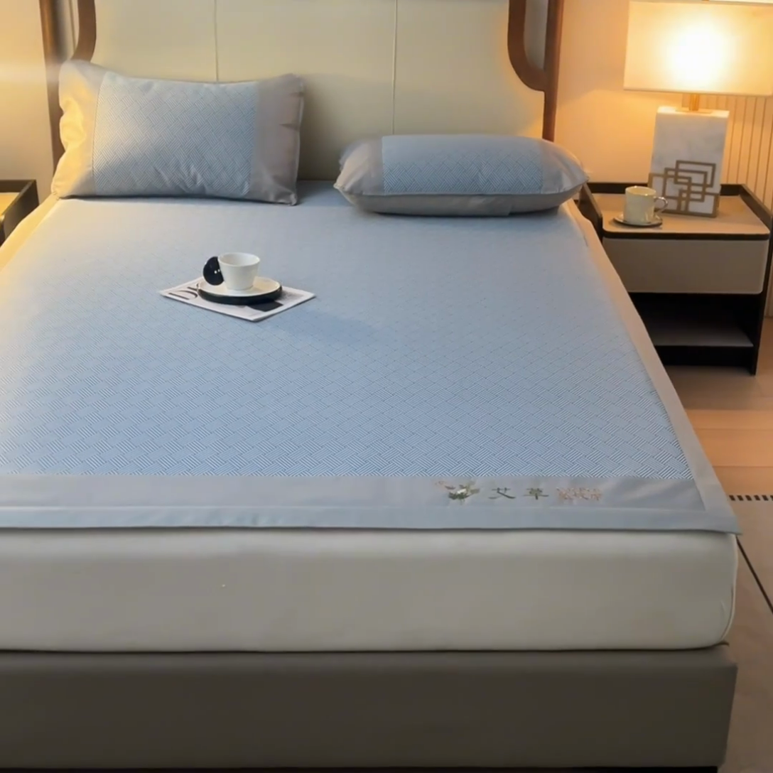 91家纺网 家纺一手货源 找家纺 阿亮家居 2025新款刺绣可水洗碳光冰丝席宽包边无纺布冰丝席艾香系列 艾香冰丝席饼干-蓝