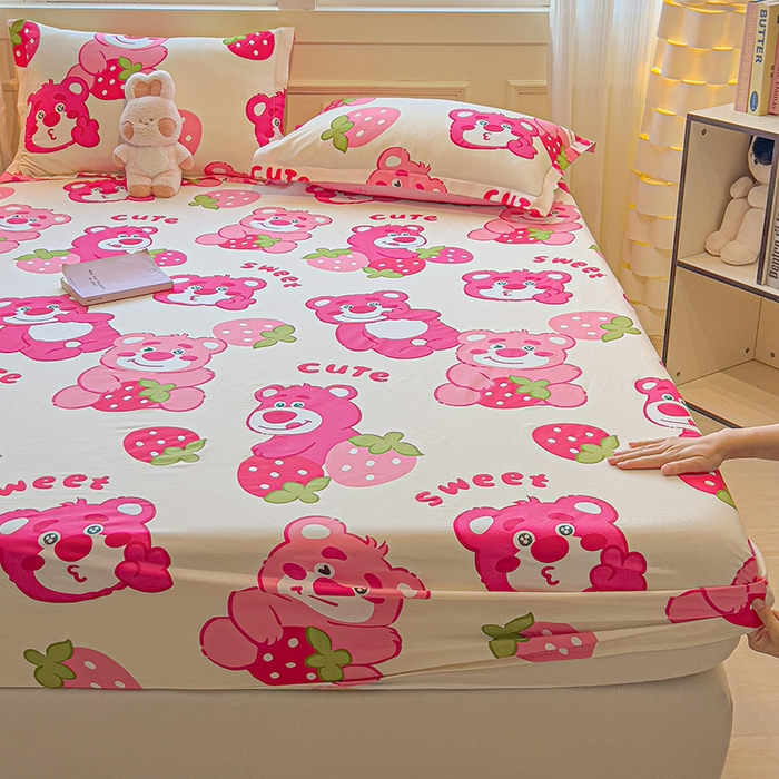 91家纺网 家纺一手货源 找家纺 拾物记 2025新款A类无荧光全喷气全棉12868单床笠 草莓堆堆熊