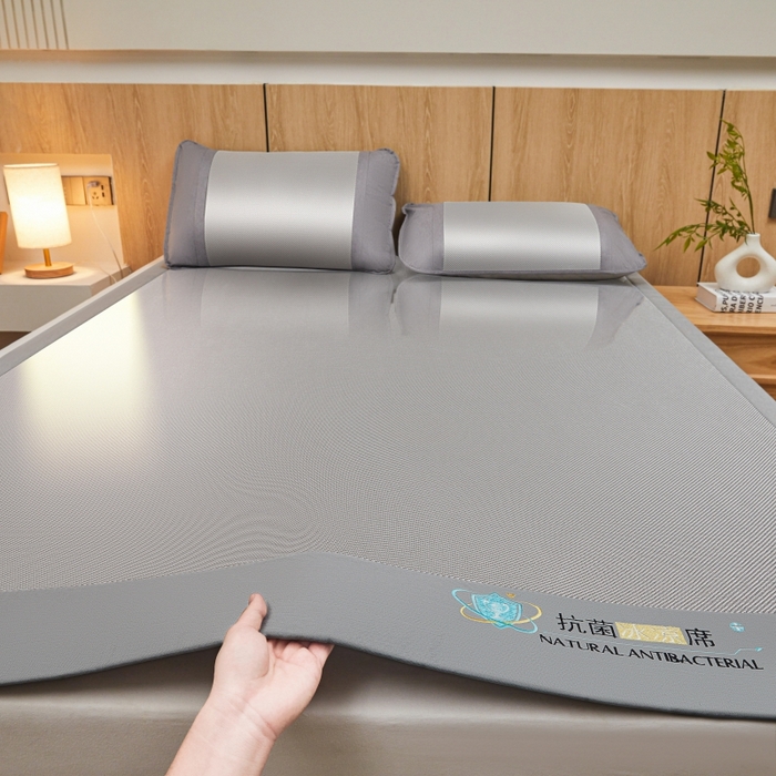 91家纺网 家纺一手货源 找家纺 （总）阿亮家居 2025新款冰藤席凉席三件套包边抗菌刺绣款冰藤凉席