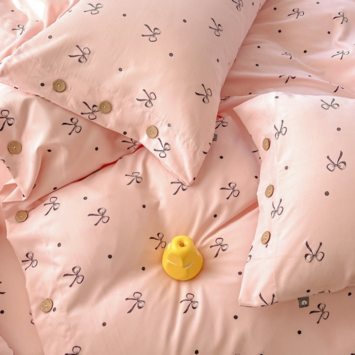 91家纺网 家纺一手货源 找家纺 星窝家纺 2025新款纽扣款水洗棉印花四件套 初昕粉色