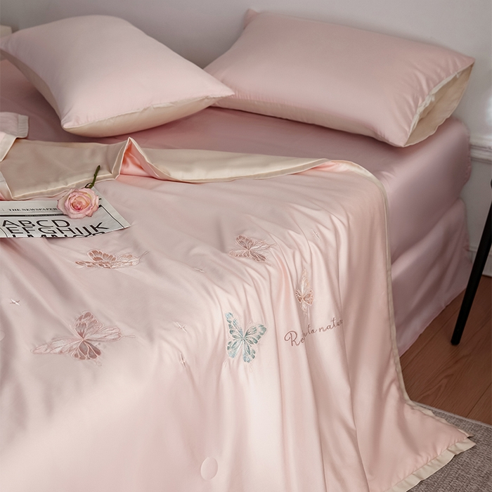 91家纺网 家纺一手货源 找家纺 纪梵茜 2025新款莱赛尔天丝夏被四件套-蝶恋 蝶恋-粉色