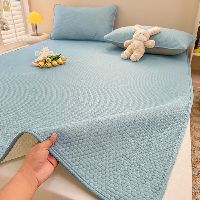 91家纺网 家纺一手货源 找家纺 阿亮家居 2025新款凉席凉豆豆单包边可水席单凉席三件套冰豆豆席 小米粒天空蓝床席款