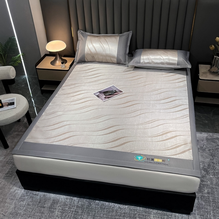 91家纺网 家纺一手货源 找家纺 阿亮家居 2025新款凉席冰丝席三明治宽包边刺绣款粗冰丝凉席 柔美-咖