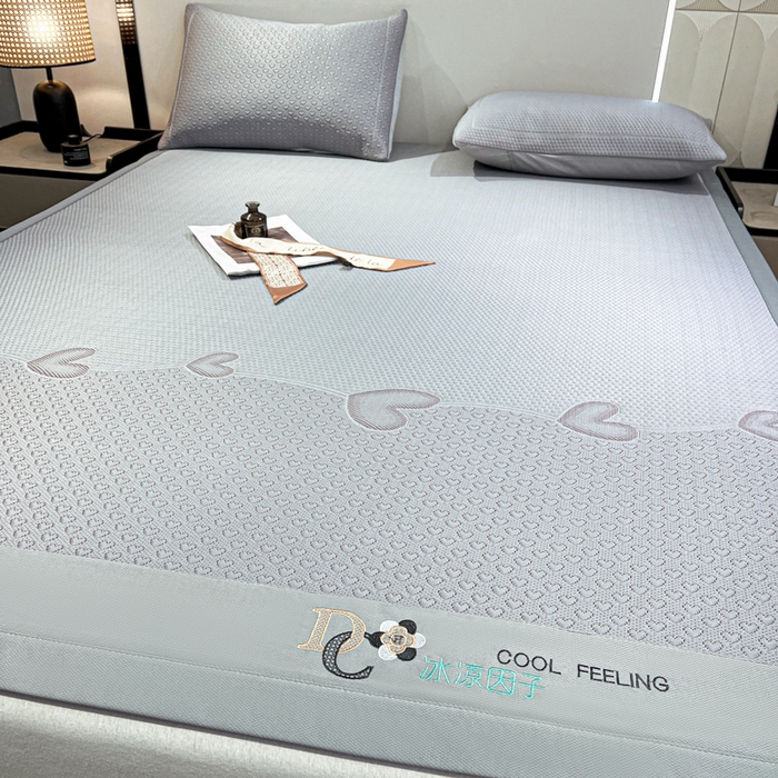 91家纺网 家纺一手货源 找家纺 阿亮家居 2025新款刺绣款凉豆豆凉席 凉豆豆-爱心灰色