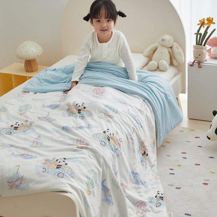 91家纺网 家纺一手货源 找家纺 荷马之梦 2025新款A类原创手绘风针织棉凉感大豆儿童夏被 跑跑小熊猫B