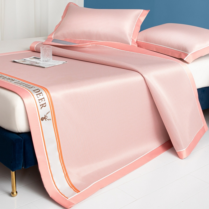 91家纺网 家纺一手货源 找家纺 阿亮家居 2025新款A类母婴级1800D碳光小鹿冰丝席凉席 山茶粉