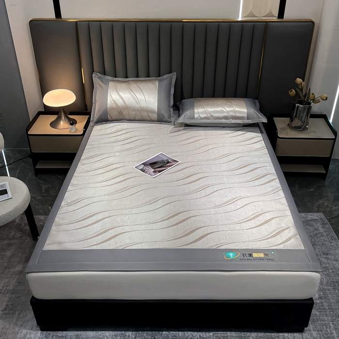 91家纺网 家纺一手货源 找家纺 阿亮家居 2025新款凉席冰丝席三明治宽包边刺绣款粗冰丝凉席 柔美-咖